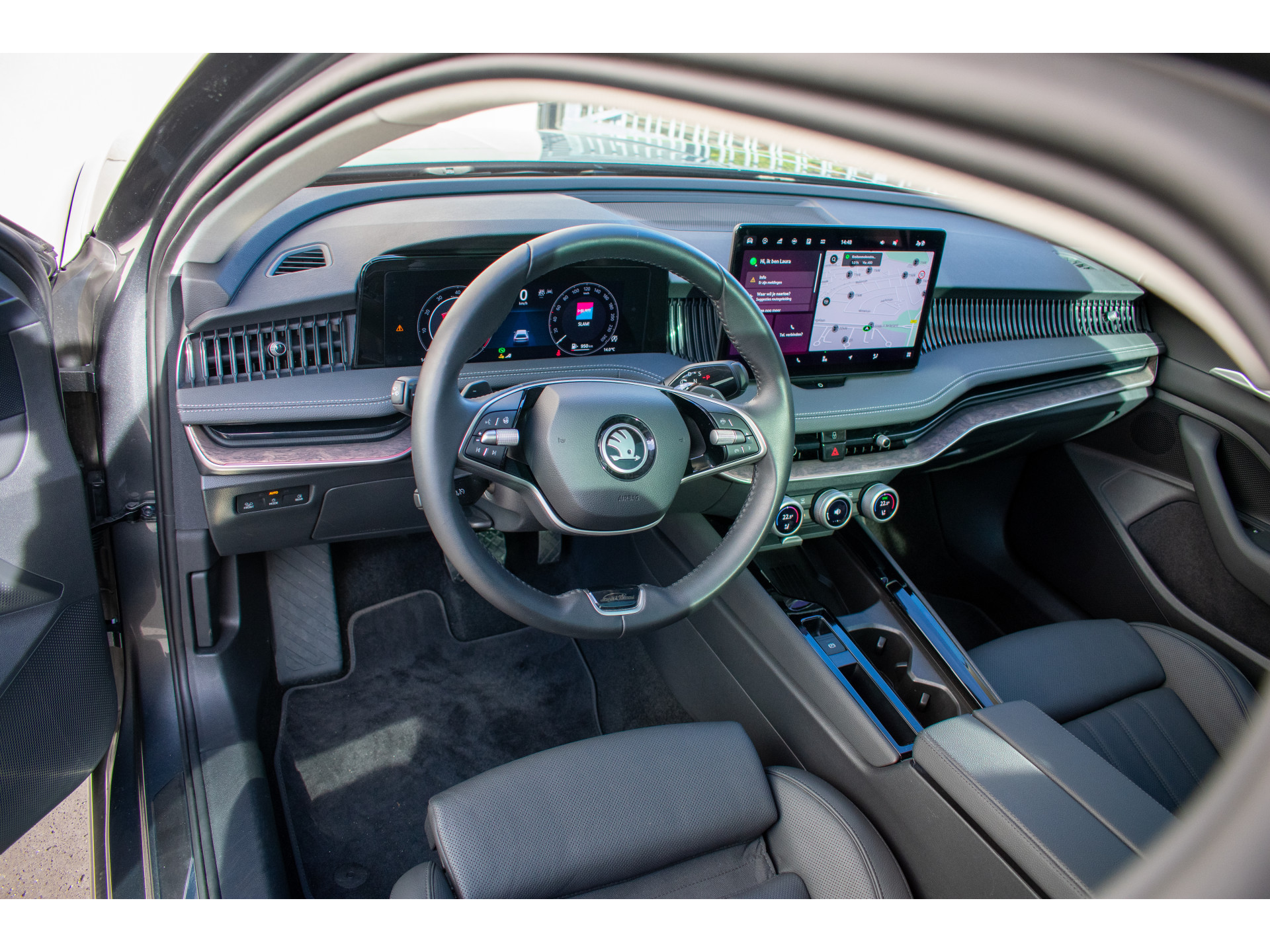 48483063-2.jpg