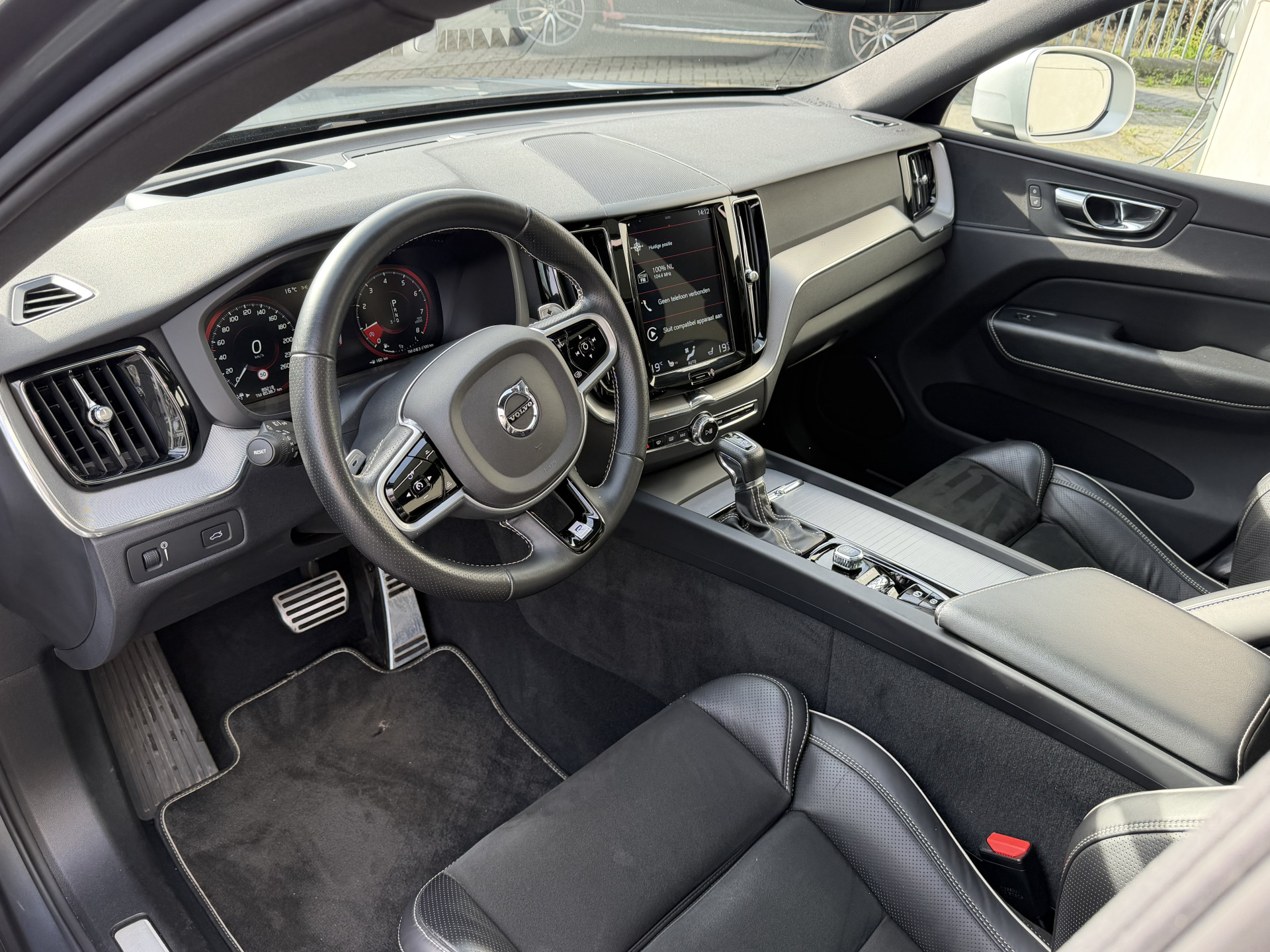 57413976-2.jpg